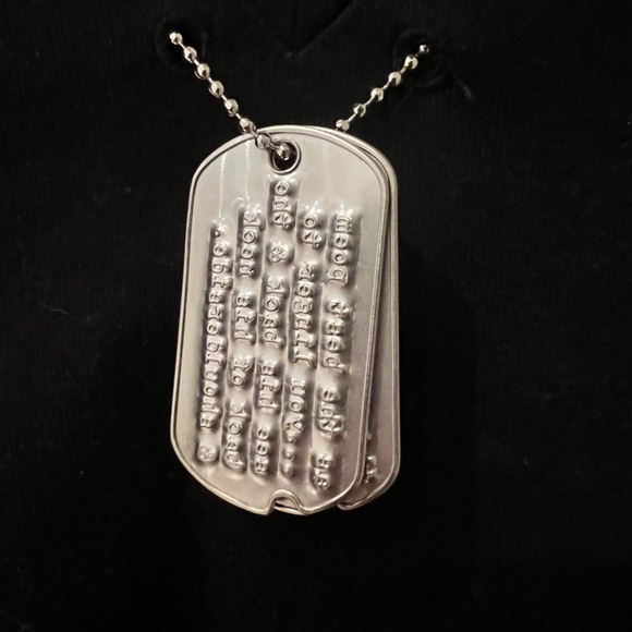 LINDER DARBY V NECK DOG TAG T SHIRT SIZE SMALL - Picture 3 of 5